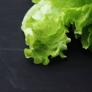 Stüdyo yansıma yeşil salata doku seçilen odak.