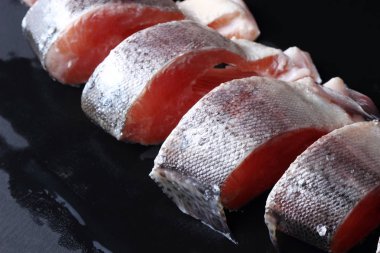 siyah arka plan üzerinde alabalık