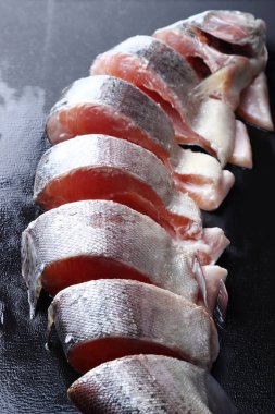 siyah arka plan üzerinde alabalık