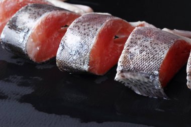 siyah arka plan üzerinde alabalık