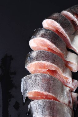 siyah arka plan üzerinde alabalık