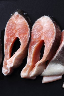 siyah arka plan üzerinde alabalık