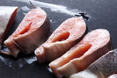 siyah arka plan üzerinde alabalık