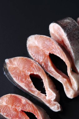 siyah arka plan üzerinde alabalık