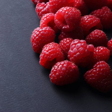 Ahududu siyah arka plan üzerinde Studio görüntü