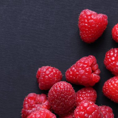 Ahududu siyah arka plan üzerinde Studio görüntü