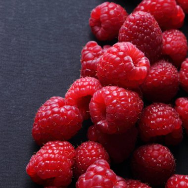 Ahududu siyah arka plan üzerinde Studio görüntü