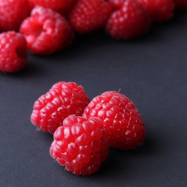 Ahududu siyah arka plan üzerinde Studio görüntü