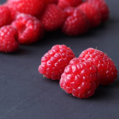 Ahududu siyah arka plan üzerinde Studio görüntü