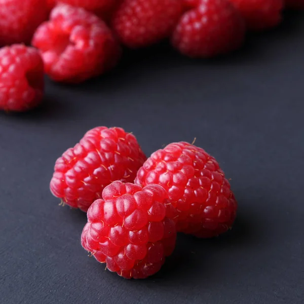 Studiobild Von Himbeeren Auf Schwarzem Hintergrund — Stockfoto