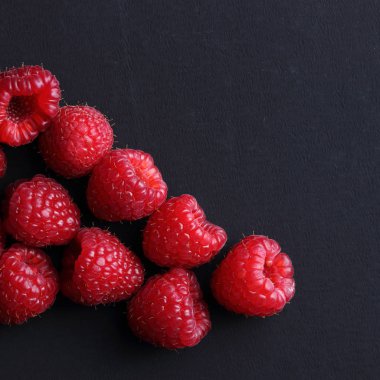 Ahududu siyah arka plan üzerinde Studio görüntü