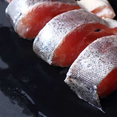 Stüdyo imge-in siyah arka plan üzerinde alabalık