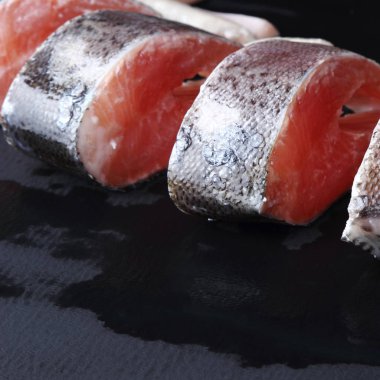 Stüdyo imge-in siyah arka plan üzerinde alabalık