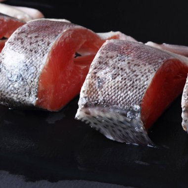 Stüdyo imge-in siyah arka plan üzerinde alabalık