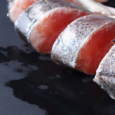 Stüdyo imge-in siyah arka plan üzerinde alabalık