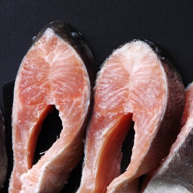 Stüdyo imge-in siyah arka plan üzerinde alabalık