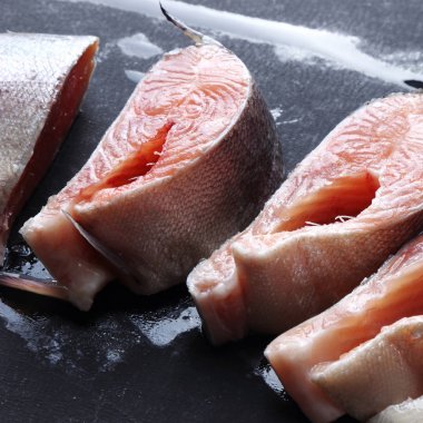 Stüdyo imge-in siyah arka plan üzerinde alabalık