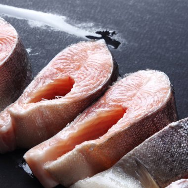 Stüdyo imge-in siyah arka plan üzerinde alabalık