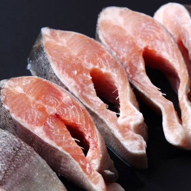 Stüdyo imge-in siyah arka plan üzerinde alabalık