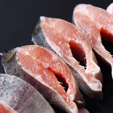 Stüdyo imge-in siyah arka plan üzerinde alabalık