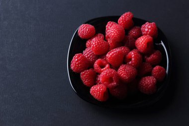 Ahududu siyah arka plan üzerinde Studio görüntü