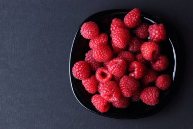 Ahududu siyah arka plan üzerinde Studio görüntü