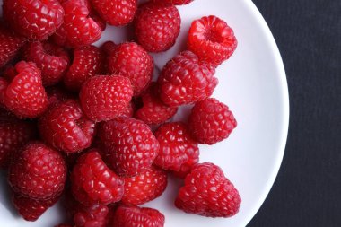 Ahududu siyah arka plan üzerinde Studio görüntü