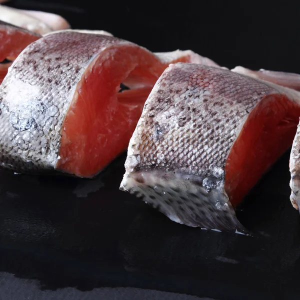 Stüdyo imge-in siyah arka plan üzerinde alabalık