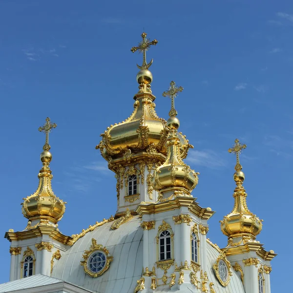 ペテルゴフ サンクトペテルブルク ロシア連邦 2016 聖者ピーターの宮殿教会とペテルゴフのポール — ストック写真
