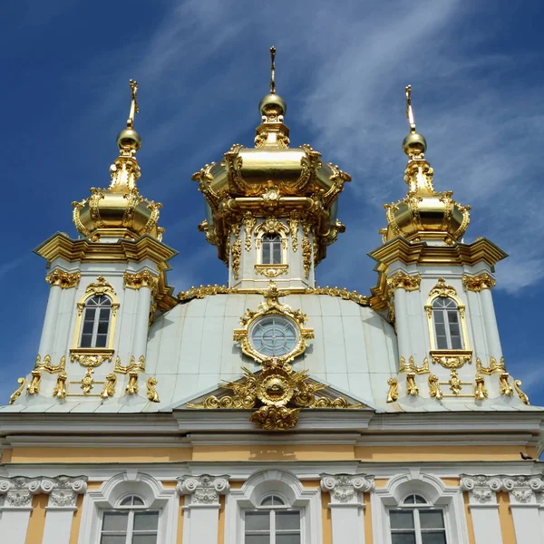 ペテルゴフ サンクトペテルブルク ロシア連邦 2016 聖者ピーターの宮殿教会とペテルゴフのポール — ストック写真