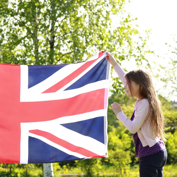 Söt Flicka Som Står Park Som Innehar Stor Britannien Flagga — Stockfoto