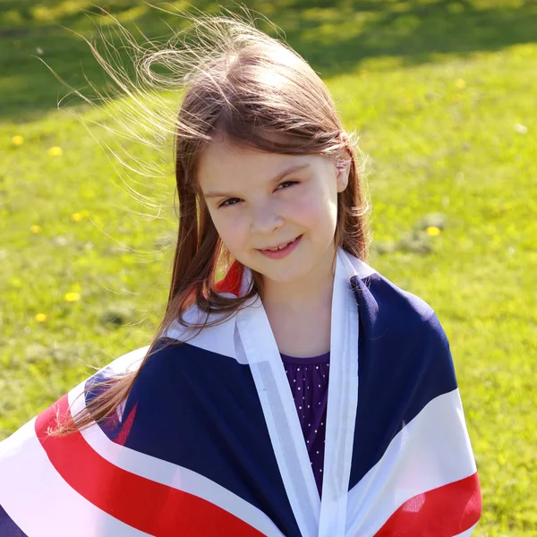 Кавказская Веселая Симпатичная Девушка Стоящая Парке Большим Британским Флагом Открытом — стоковое фото