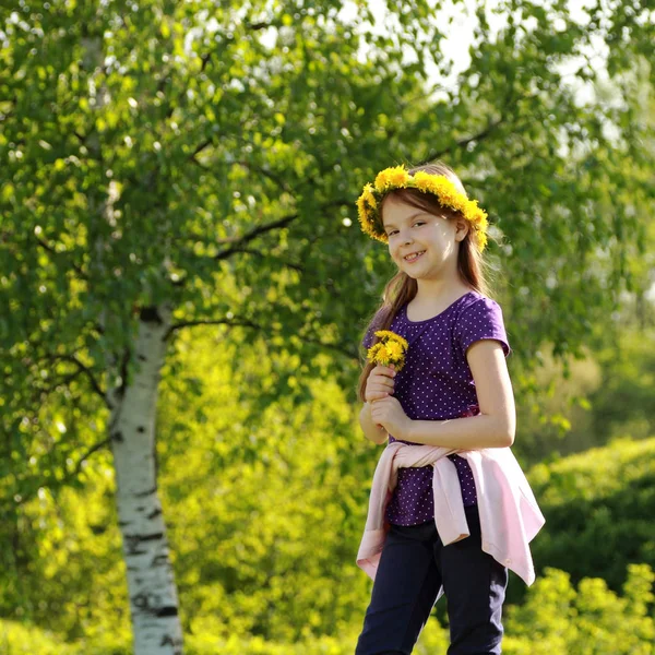 Doce Menina Com Coroa Flores Primavera Parque Moscow Rússia — Fotografia de Stock