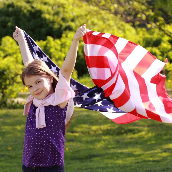 Hermosa Chica Alegre Vestido Blanco Sosteniendo Una Gran Bandera Americana —  Fotos de Stock