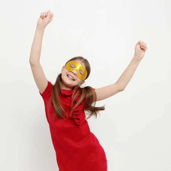 Студийный Образ Веселой Маленькой Девочки Маски — стоковое фото