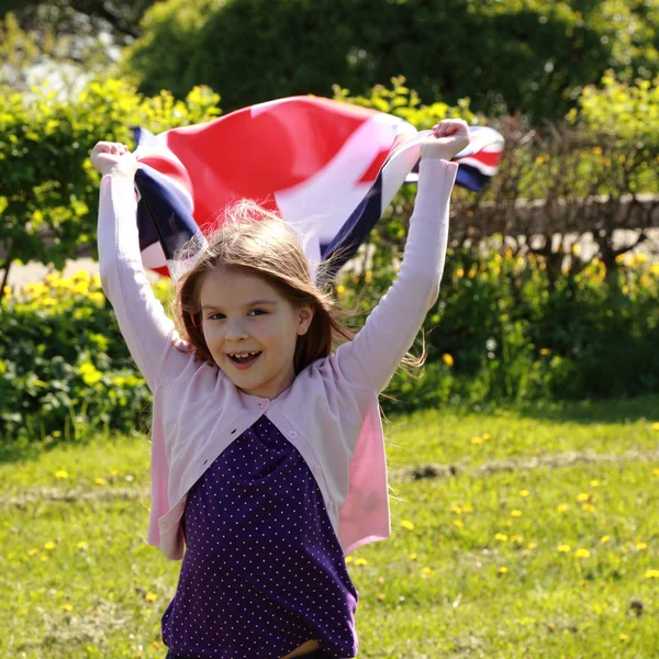 Kaukasische Vrolijke Schattig Meisje Permanent Een Park Met Een Bigflag — Stockfoto