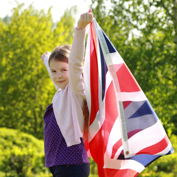 Cute Little Girl Flaga Wielkiej Brytanii Jest Zewnątrz — Zdjęcie stockowe