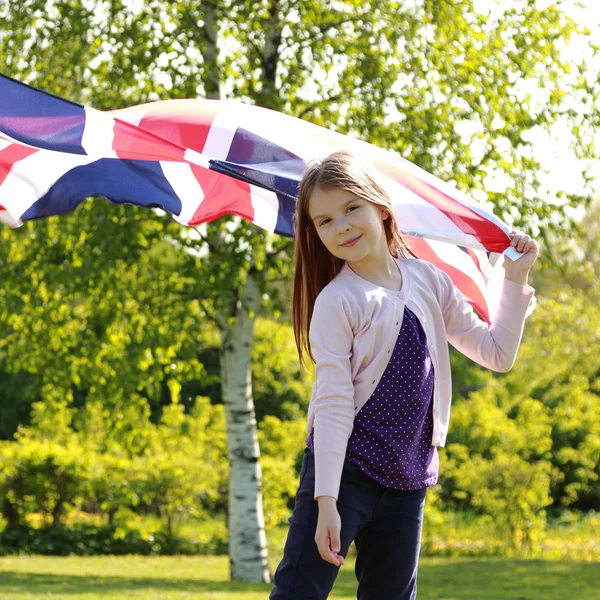 Söt Liten Flicka Och Brittiska Flaggan Utomhus — Stockfoto