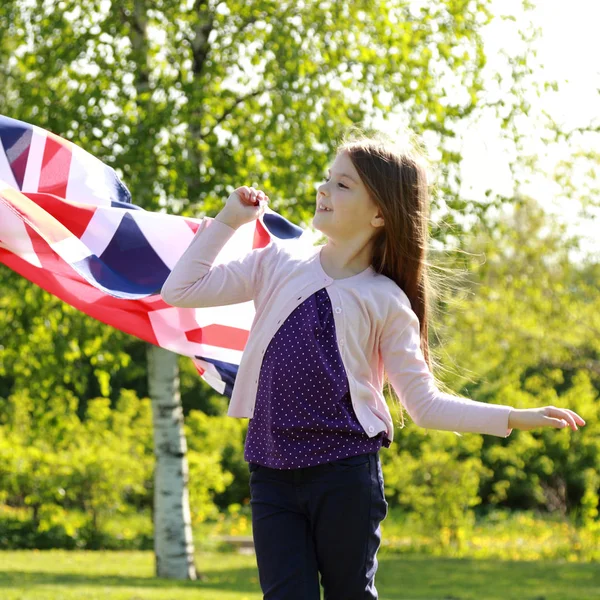 Roztomilá Malá Holčička Vlajka Spojeného Království Venku — Stock fotografie