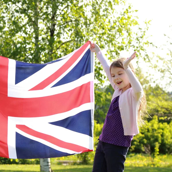 Söt Liten Flicka Och Brittiska Flaggan Utomhus — Stockfoto