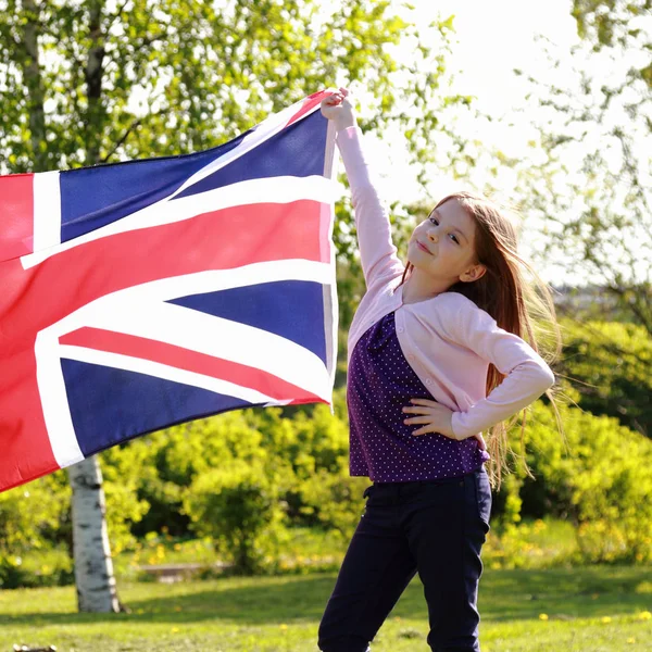 Kaukasische Vrolijke Schattig Meisje Permanent Een Park Met Een Bigflag — Stockfoto