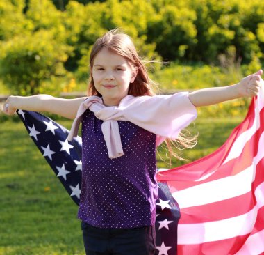 Güzel çocuk ve bayrak