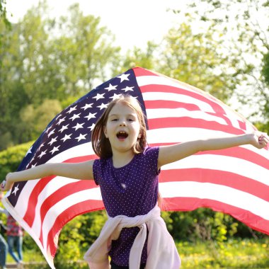 Güzel çocuk ve bayrak