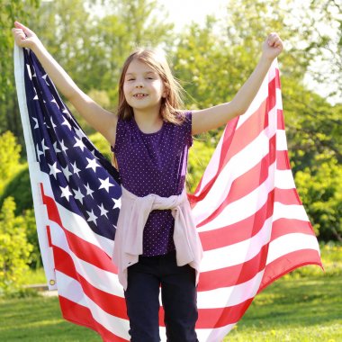 Güzel çocuk ve bayrak