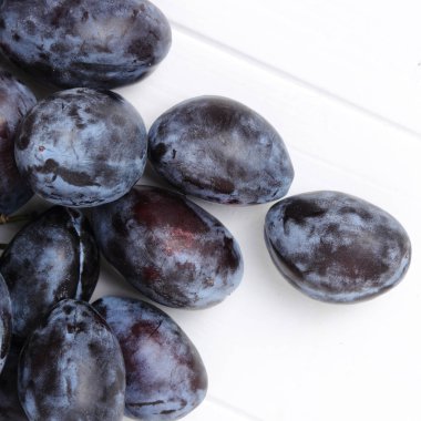 Stüdyo imge-in yiyecek ve içecek tema üzerinde taze Erik