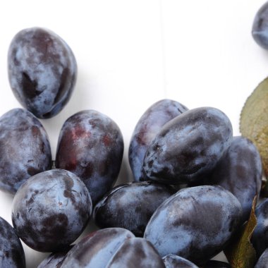 Stüdyo imge-in yiyecek ve içecek tema üzerinde taze Erik