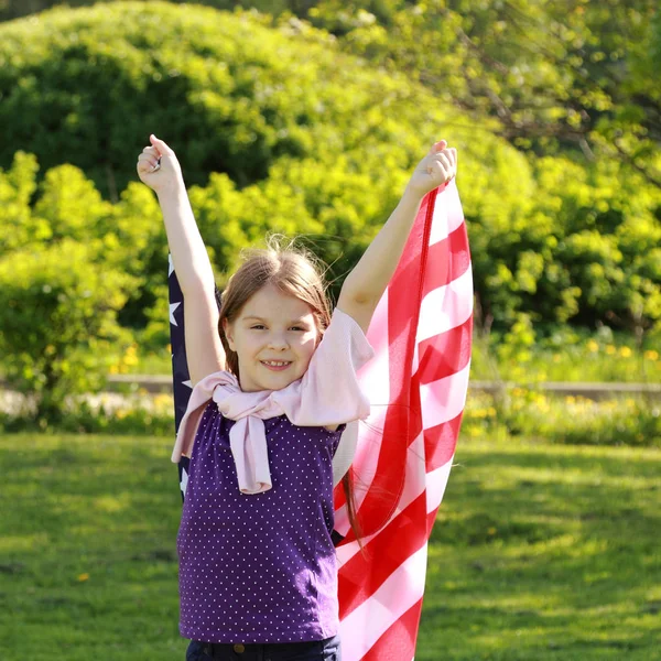 Criança encantadora e bandeira — Fotografia de Stock