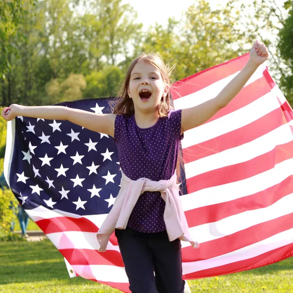 Mooie jongen en vlag — Stockfoto