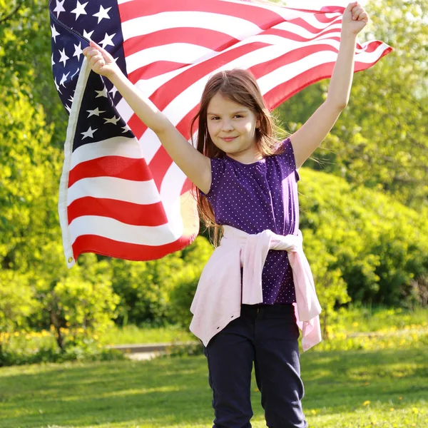 Criança encantadora e bandeira — Fotografia de Stock