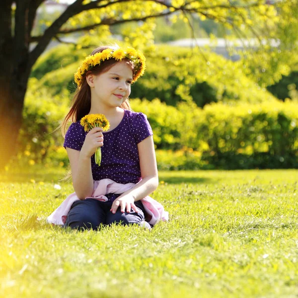Kind mit Blumenkranz — Stockfoto